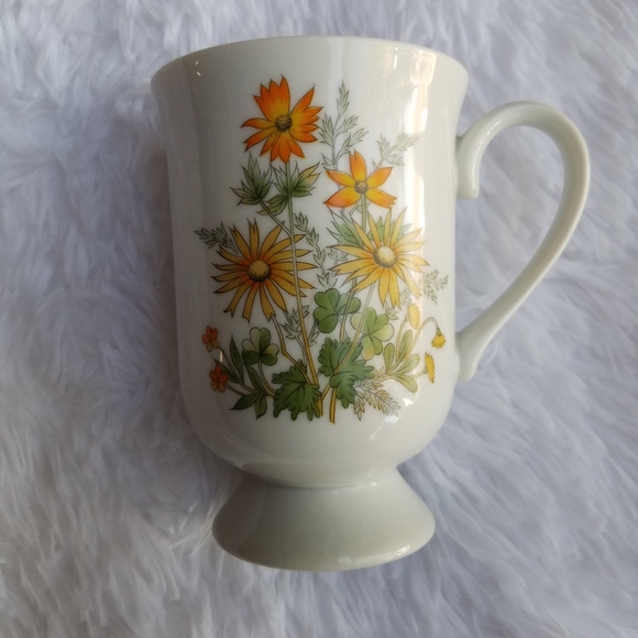 Dainty Vintage Wildflower Mug - Picture 3 of 13